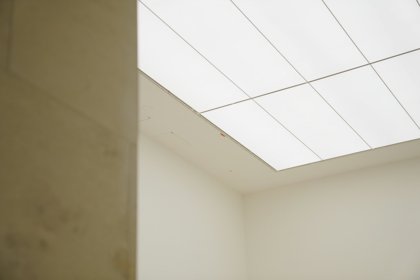 Geometrische Deckenleuchte in minimalistischer Inneneinrichtung.